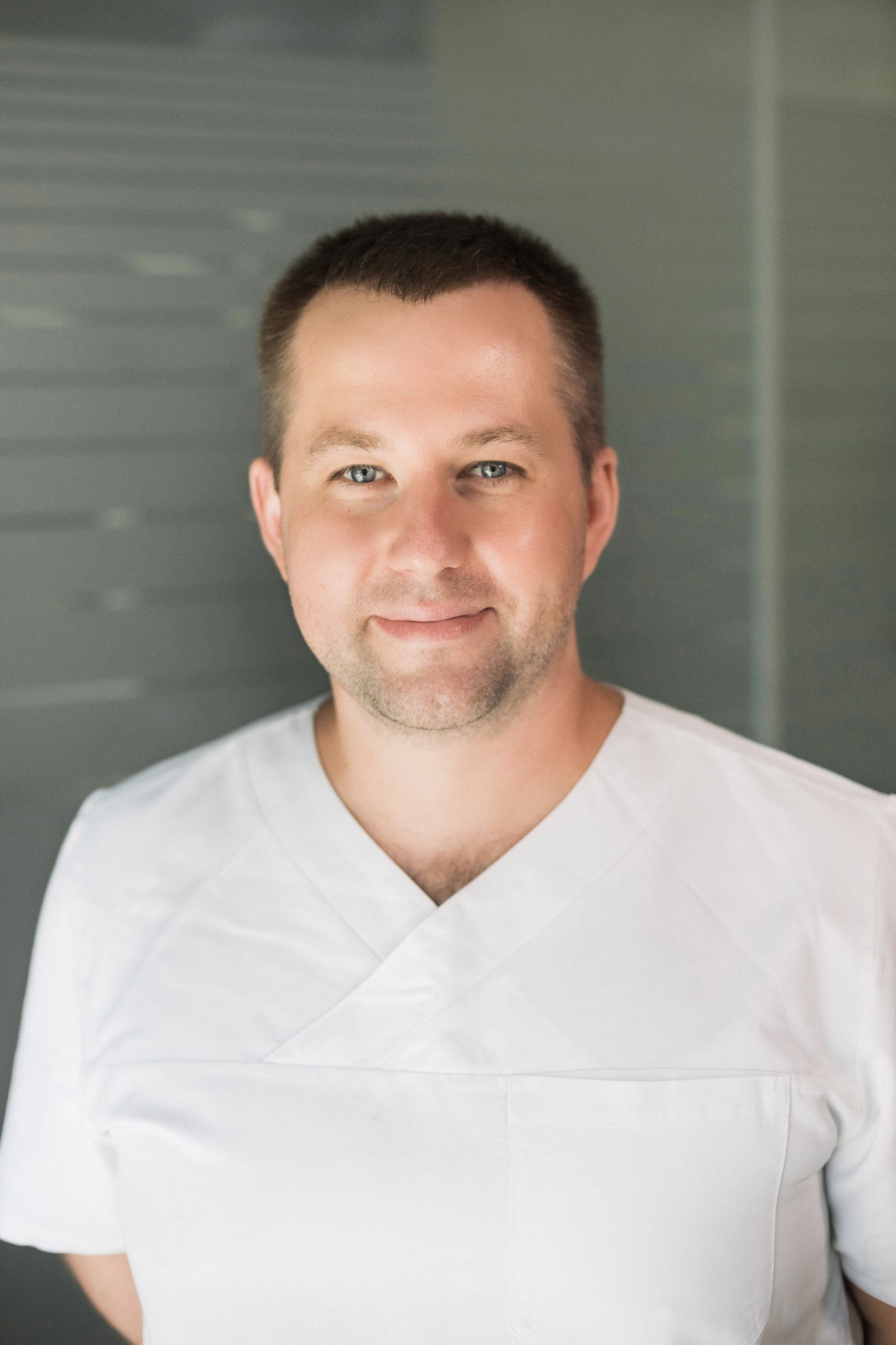 стоматолог, хірург Буряковий Леонід Володимирович